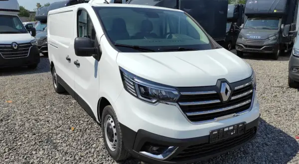 Biały bus osobowy Renault. Szukasz odpowiedzi, jaki bus osobowy jest najmniej awaryjny? Ten model może być dobrym wyborem.