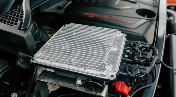 Unidad de control electrónico de un Alfa Romeo. El calor o la humedad pueden ser causas de porque se estropea la centralita de un coche.