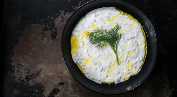 Cremiges Tzatziki mit Dill und Olivenöl, ein einfaches und köstliches zaziki rezept.