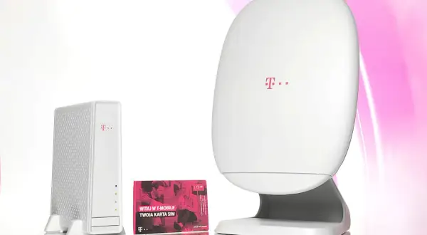 Dwa białe routery T-Mobile i karta SIM. Idealne rozwiązanie, jaki internet do domu dla Ciebie.