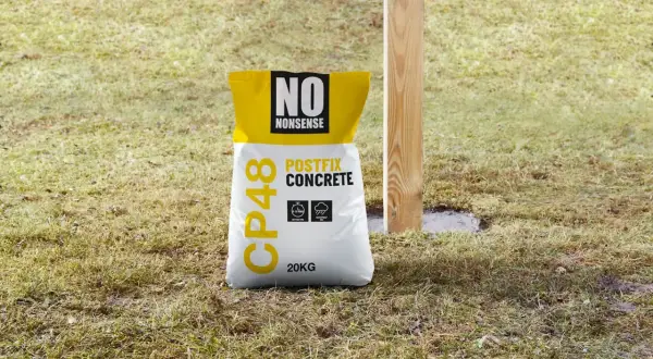 Worek z betonem CP48 Postfix Concrete, idealny do stabilizacji słupków. To beton c12/15, który szybko wiąże i jest wodoodporny.