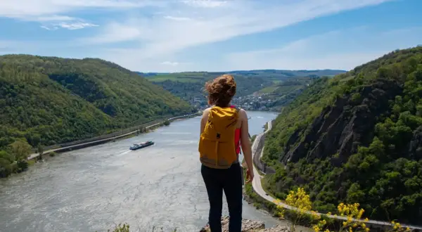 Wanderin genießt atemberaubende Deutschland Landschaft am Flussufer.