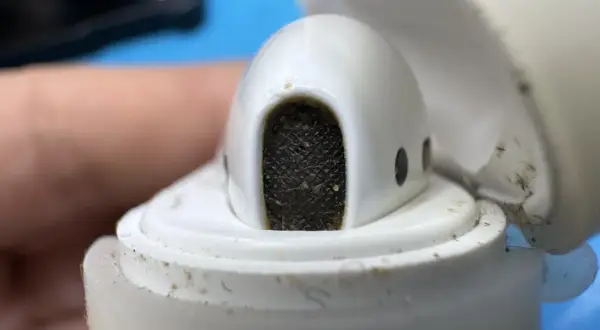 Jak wyczyścić AirPods, aby uniknąć uszkodzeń i poprawić dźwięk