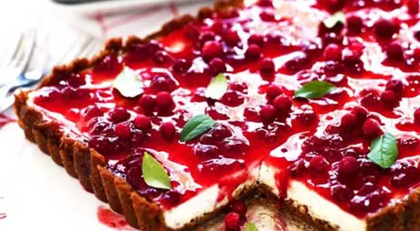 En saftig pepparkakscheesecake med en glansig lingonfyllning och färska lingon. En härlig svensk dessert.