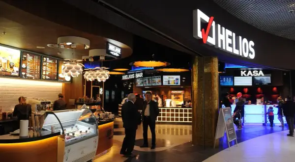 Ile kosztuje popcorn w kinie Helios? Ceny, smaki i promocje