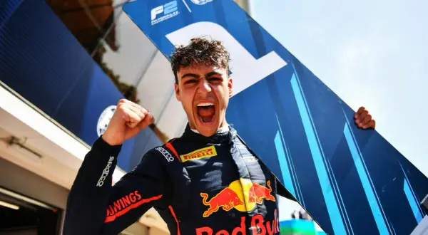 Arvid Lindblad celebra eufórico su victoria en la F2, con el número 1 en alto.