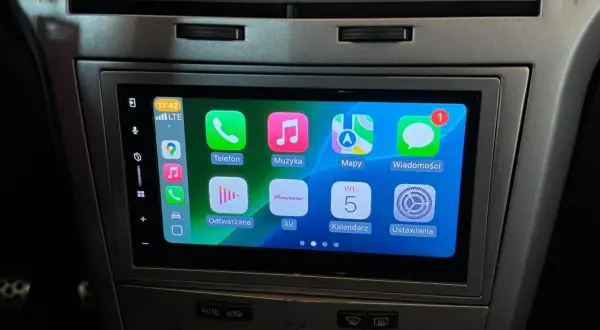 Nowe radio Android w Oplu Astra H z ekranem dotykowym i ikonami aplikacji: Telefon, Muzyka, Mapy, Wiadomości, Odtwarzane, AV, Kalendarz, Ustawienia.