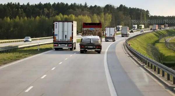 Ile może jechać tir na autostradzie? Ograniczenia prędkości dla ciężarówek