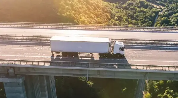 Dozwolona prędkość na autostradzie w Niemczech – co musisz wiedzieć, by uniknąć mandatu