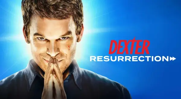 Dexter: Resurrection Sverige. En intensiv blick från Dexter Morgan, med händerna knäppta.