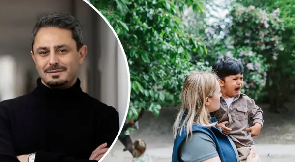 Devin Rexvid ser fundersam ut bredvid en kvinna som tröstar ett gråtande barn utomhus.