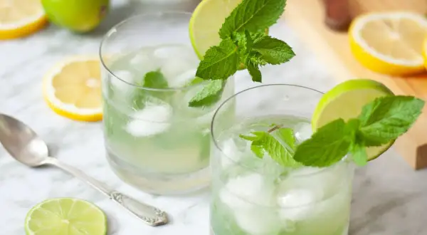 Orzeźwiająca lemoniada z cytryny i limonki z miętą, idealna na upalne dni. Oto jak zrobić lemoniadę z cytryny.