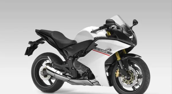 Honda CBR 600 F 2007 ficha técnica: moto deportiva blanca y negra con detalles rojos, lista para la carretera.