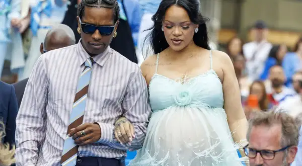Rihanna y A$AP Rocky, radiantes y de la mano, ella luce su embarazo con un vestido etéreo.