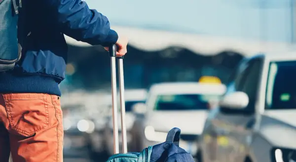 Ile kosztuje taxi z lotniska w Poznaniu na dworzec PKP? Sprawdź ceny!