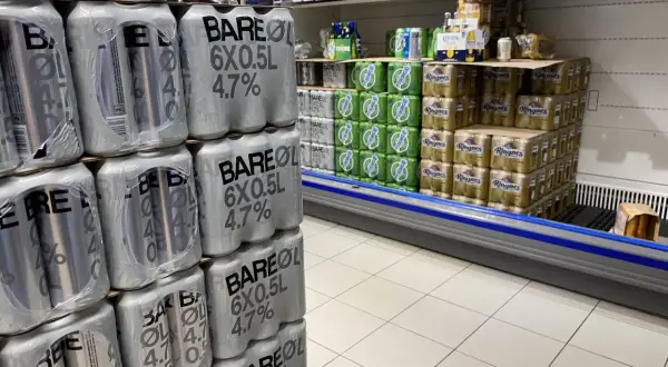 Piwo w norweskich sklepach. Widoczne pakiety piwa "Bare øl" i "Ringnes" sugerują ceny w norwegii.