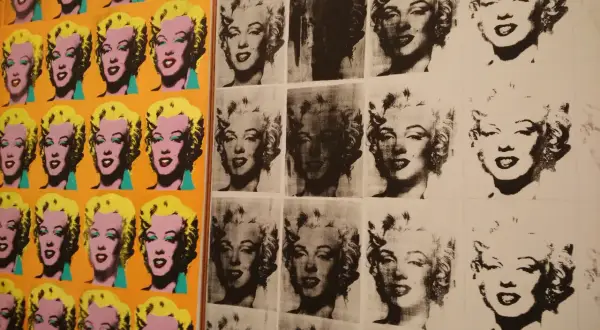 Ikony Marilyn Monroe w kolorze i czerni i bieli, tworzące ikoniczną sztukę pop art.