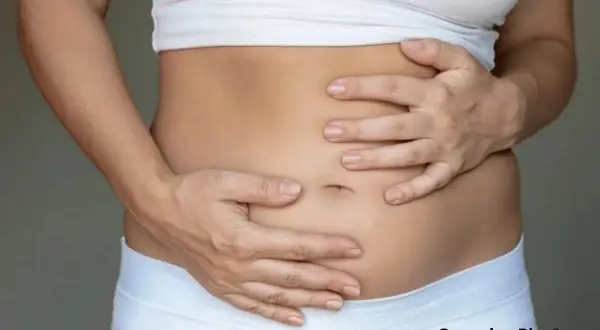 Manos acariciando suavemente una barriga embarazada de 1 mes. El inicio de una nueva vida.
