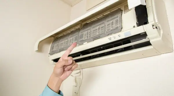 Maintenant, je comprends pourquoi ma clim Daikin s'arrête toute seule : les filtres sont encrassés.