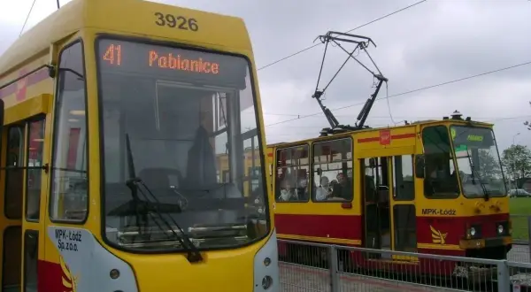 Dwa żółto-czerwone tramwaje MPK Łódź, jeden z napisem "41 Pabianice", stoją na torach.
