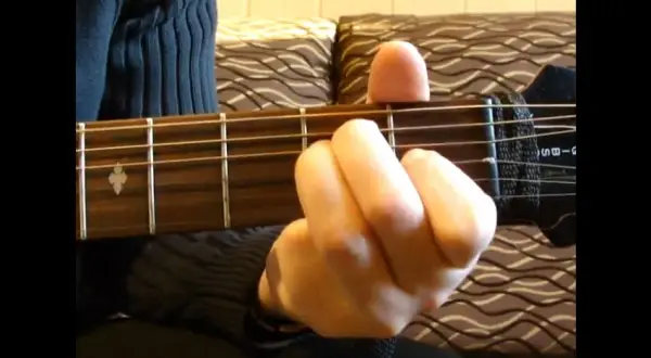 Jak łatwo zagrać chwyt D-dur na gitarze - podstawy i warianty