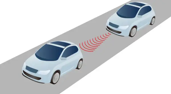Deux voitures sur une route, la voiture de devant active le frein voiture automatique grâce à des ondes rouges.
