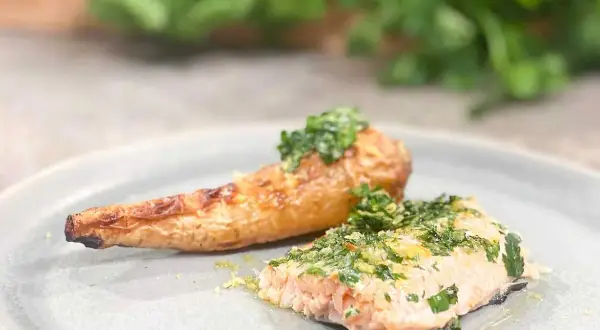 Ugnsbakad lax och rotfrukt med en fräsch gremolata. Ett enkelt gremolata recept som lyfter hela rätten.