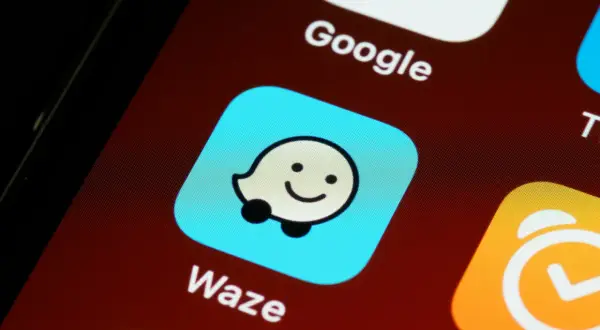 Icône Waze sur un écran de smartphone, prête pour une utilisation avec Android Auto.