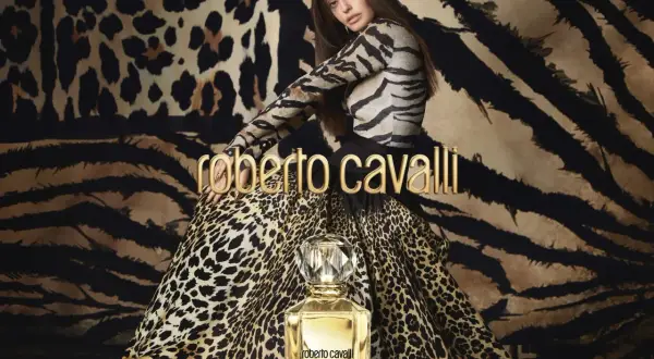 Kobieta w panterce i tygrysie, obok flakon roberto cavalli parfum. Dzikie piękno i luksus.