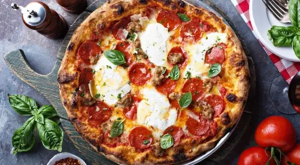 Jaki ser do pizzy? Ekspert radzi: Mozzarella, mieszanki i triki