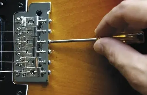 Jak wyregulować gryf w gitarze elektrycznej, aby uniknąć brzęczenia i wysokiej akcji