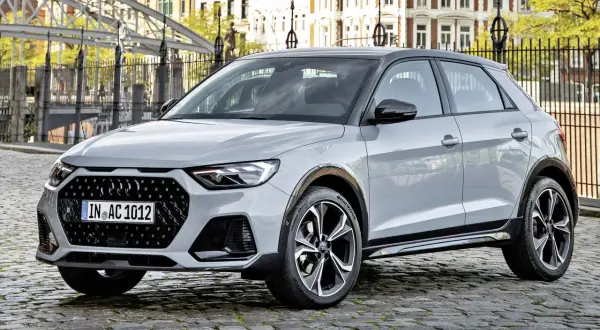 Szary Audi A1 na brukowanej ulicy. Stylowy miejski samochód, którego a1 wymiary idealnie pasują do ciasnych zakamarków miasta.