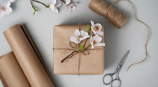 Att slå in presentkort roligt är enkelt med detta vackra paket, blommor och snöre.