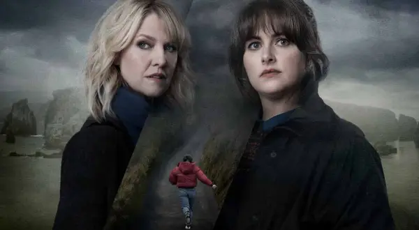 Två kvinnor med oroliga blickar, en pojke springer på en stig. En dramatisk bild från shetland serie.