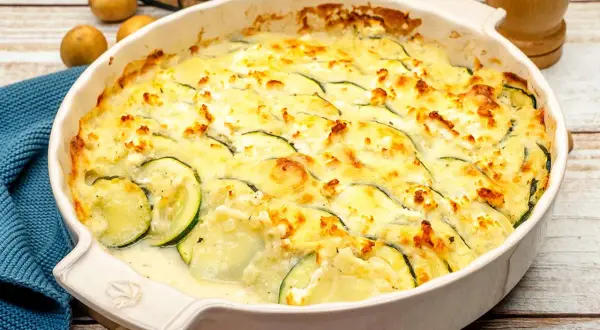 Ein goldbraun überbackener Zucchini-Auflauf mit cremiger Käsesauce und zarten Zucchinischeiben. Dieser Auflauf ist der beste Beweis für einfache, aber köstliche Hausmannskost.