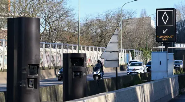 Radars sur le périphérique parisien. Un panneau indique la direction du P. Bagnolet.