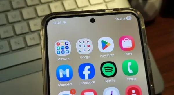 Jak pobrać Facebooka na telefon? Instalacja Android/iOS + rozwiązania