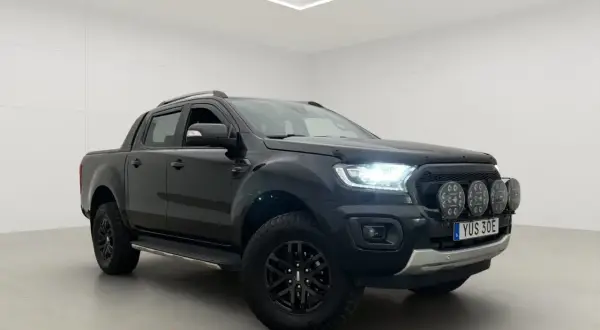 Svart Ford Ranger till salu med extraljus och svarta fälgar. Perfekt för äventyr!