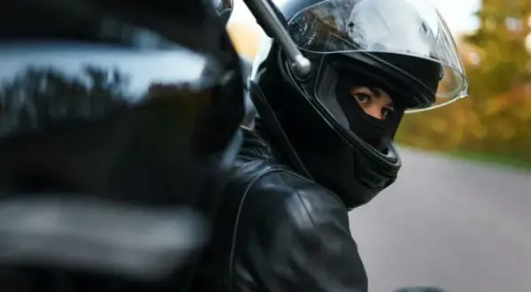 Jakie słuchawki do kasku motocyklowego wybrać, aby nie żałować?