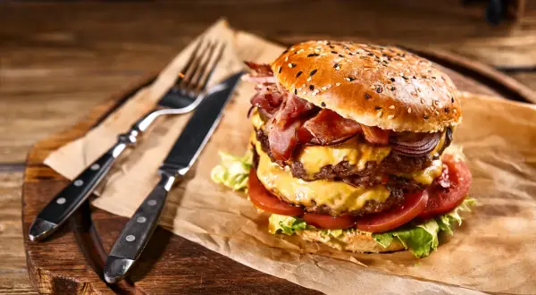Idealne mięso na burgery: Antrykot, rostbef, łopatka czy szponder?