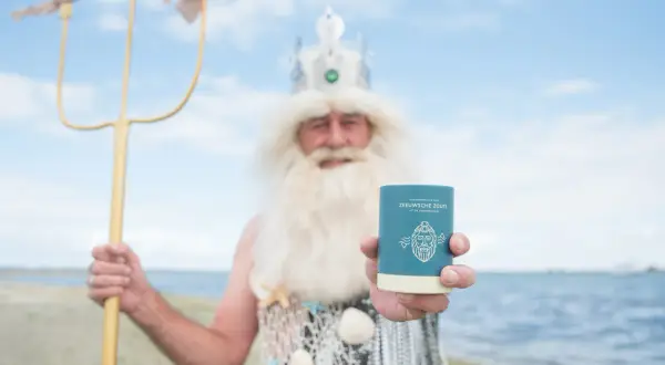 Neptunus, god van de zee, toont trots een potje Zeeuwse zoute met een vis aan zijn drietand.
