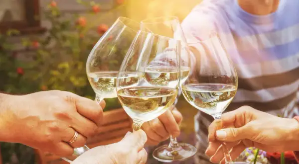 Ile kalorii ma wino białe wytrawne? Sprawdź, co musisz wiedzieć