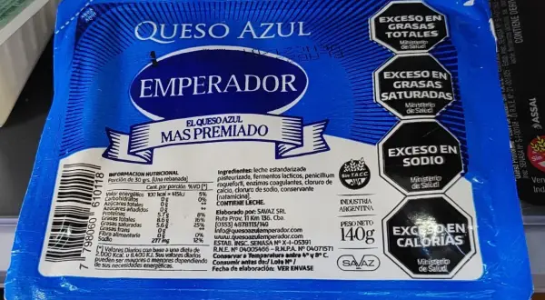 Queso azul Emperador, con advertencias de exceso en grasas y calorías. Ideal para quienes buscan un sabor intenso sin preocuparse por las calorías del queso azul.
