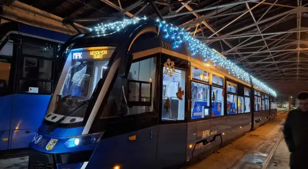 Świąteczny tramwaj 23 Wrocław w zajezdni, ozdobiony lampkami i zimowymi dekoracjami.