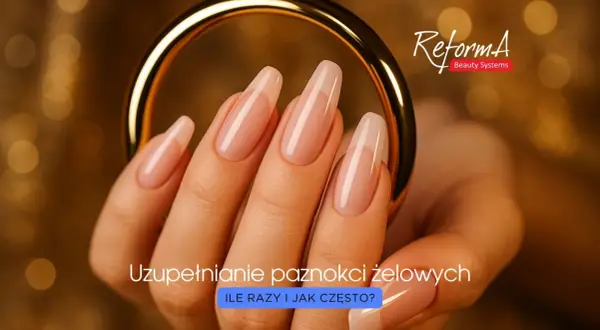 Dłoń z idealnymi paznokciami żelowymi, gotowymi na uzupełnienie. Złoty pierścień dodaje elegancji.
