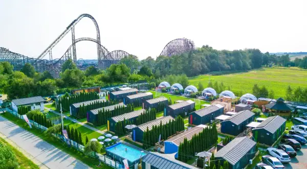 Noclegi w domkach i bańkach z widokiem na rollercoaster. Atrakcje Sarbinowa dla całej rodziny.