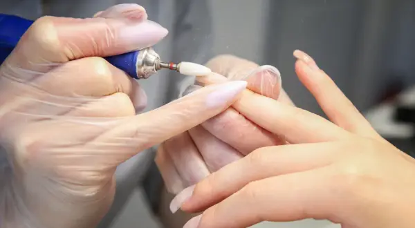 Frezarka do paznokci: wybór i bezpieczne użycie dla początkujących