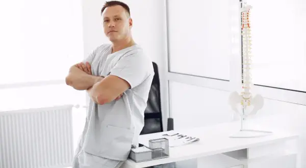 Pielęgniarstwo czy fizjoterapia – co wybrać dla lepszej kariery?