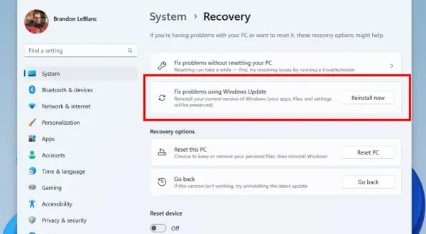 Opcja "Napraw problemy przy użyciu Windows Update" pozwala na reinstalację systemu, co jest jednym ze sposobów, jak zainstalować Windows 11, zachowując dane.