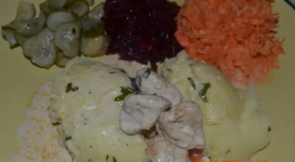 Jaką surówkę do kurczaka w sosie śmietanowym wybrać, by zachwycić?